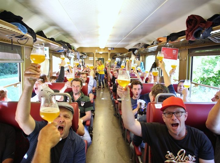 Gäste stossen im Bierzug an